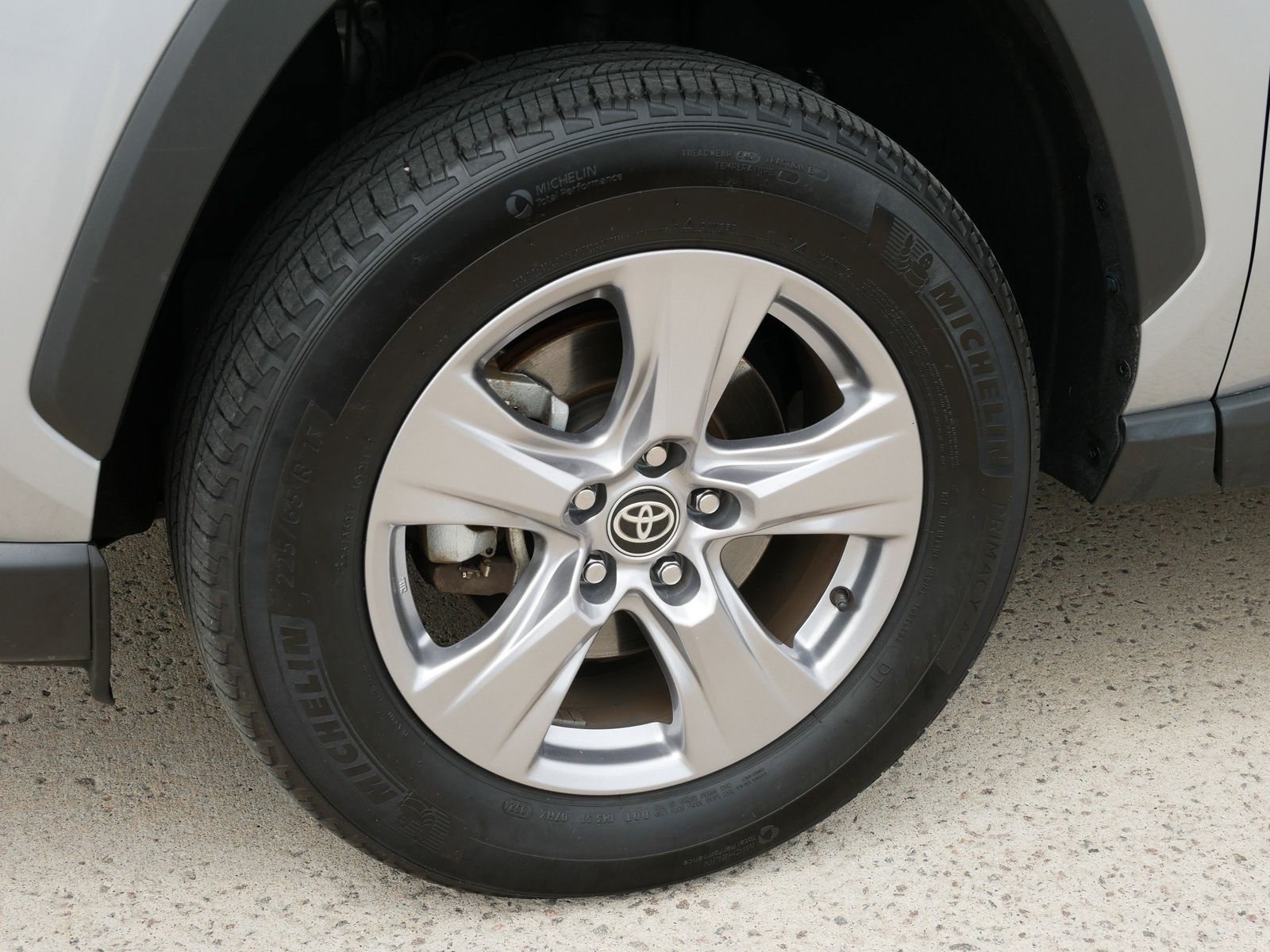 2024 Toyota RAV4 XLE photo 7