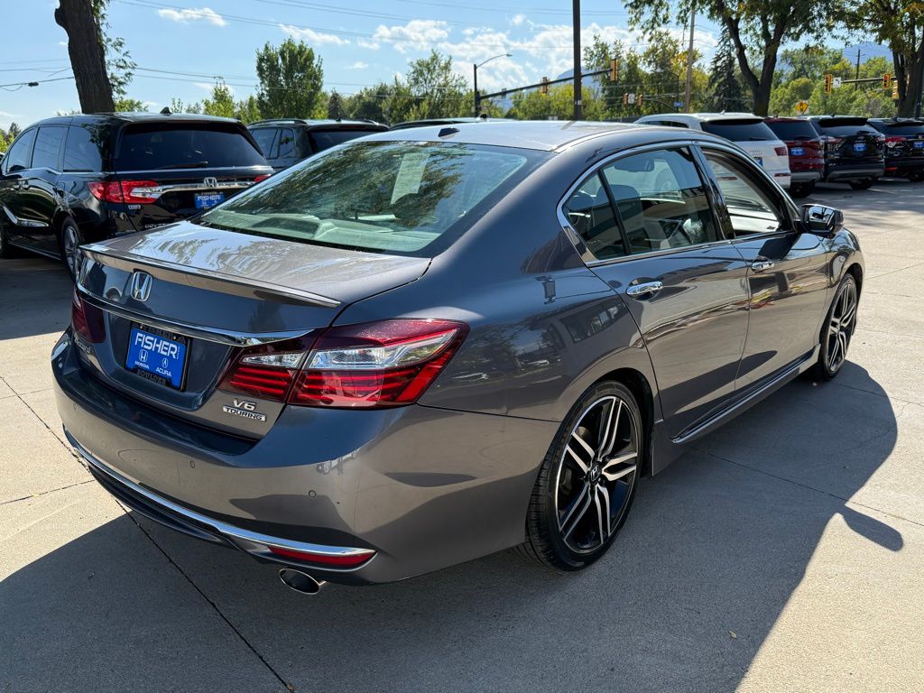 2017 Honda Accord Touring photo 4