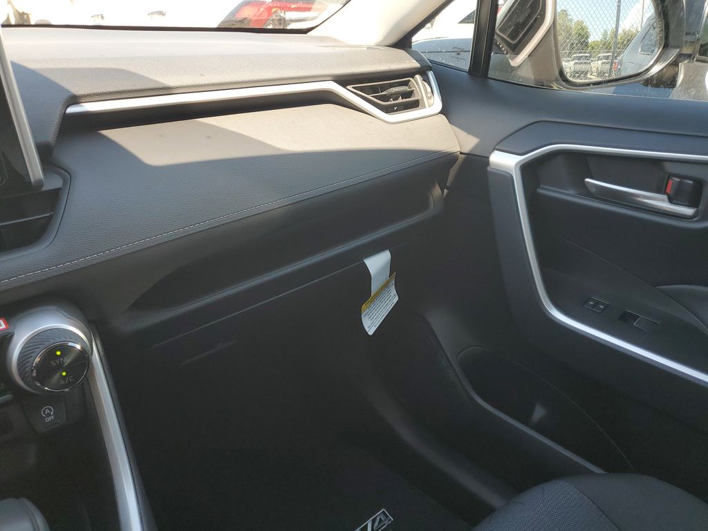 2025 Toyota RAV4 XLE photo 29