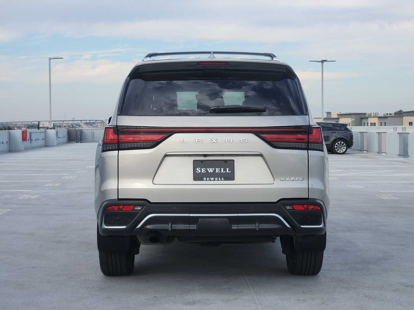 2022 Lexus LX 600 F SPORT photo 4