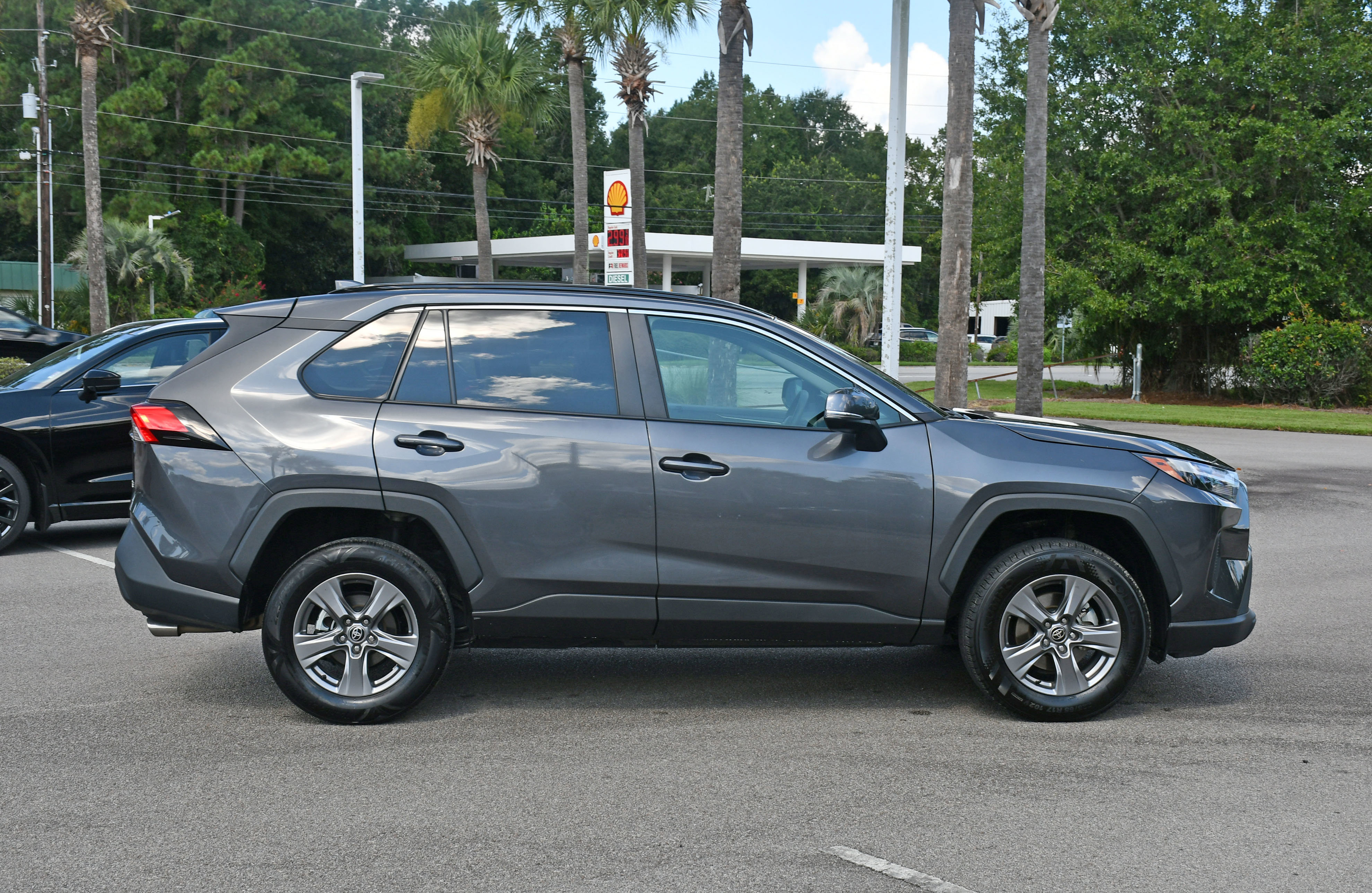 Used 2024 Toyota RAV4 XLE with VIN 2T3W1RFV7RW320195 for sale in Kansas City