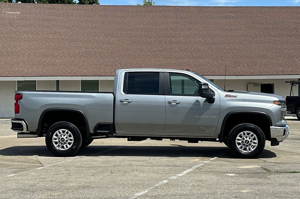 2025 Chevrolet Silverado 2500HD LT photo 2