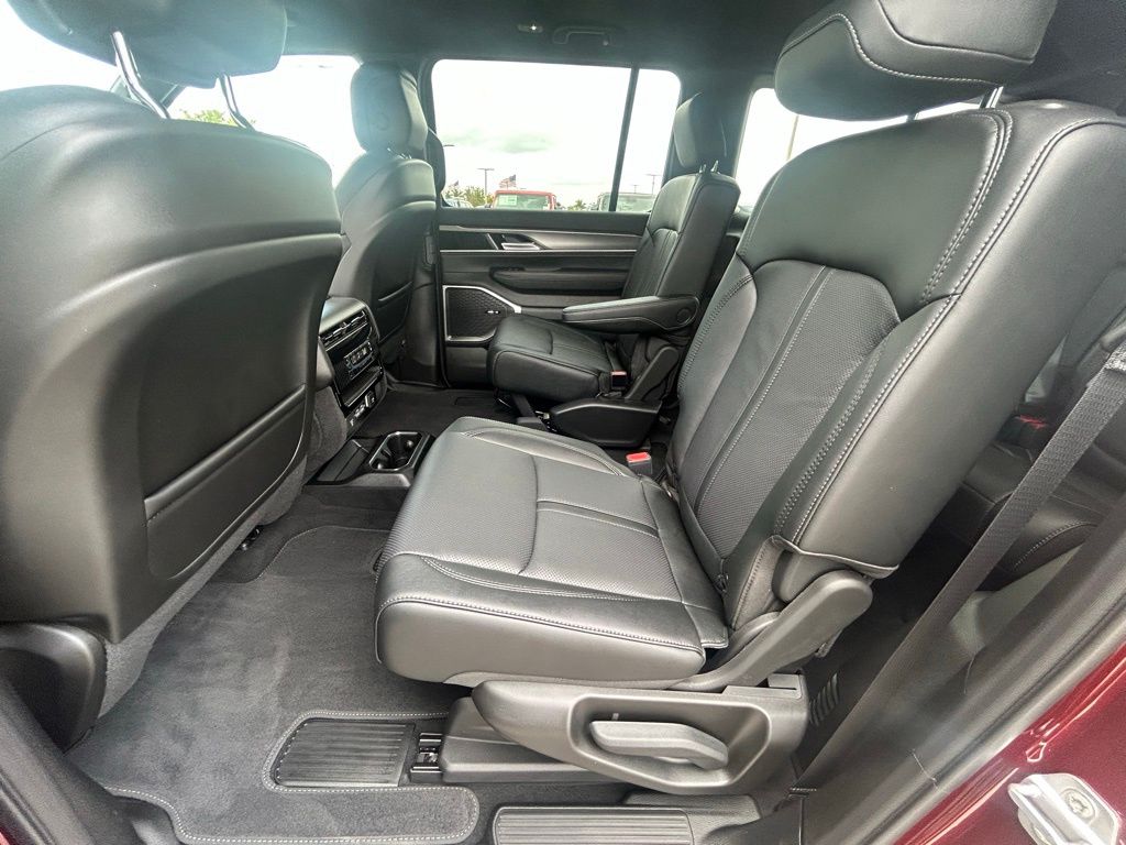 2025 Jeep Wagoneer Series II Carbide photo 22