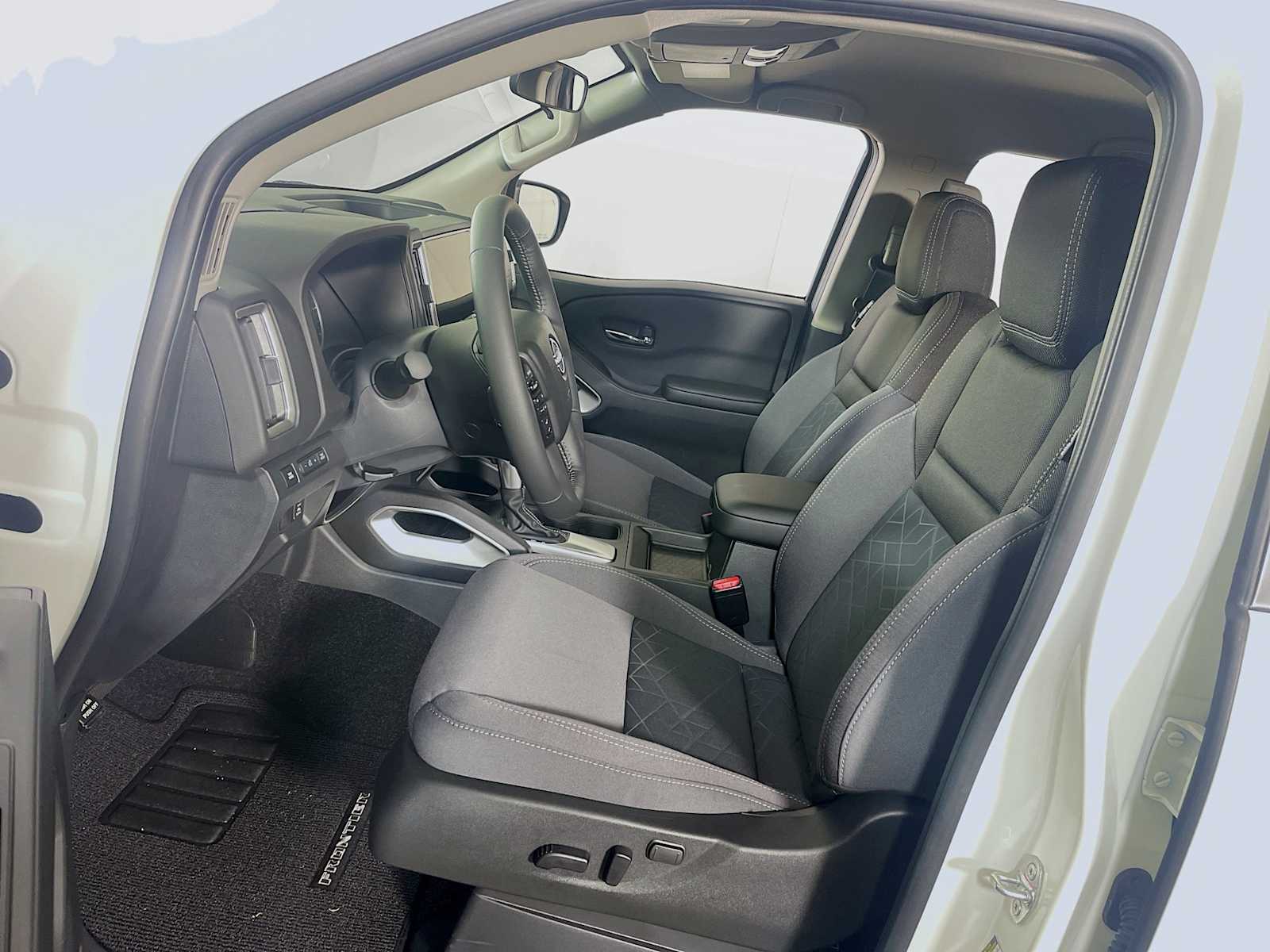 2025 Nissan Frontier SV photo 16