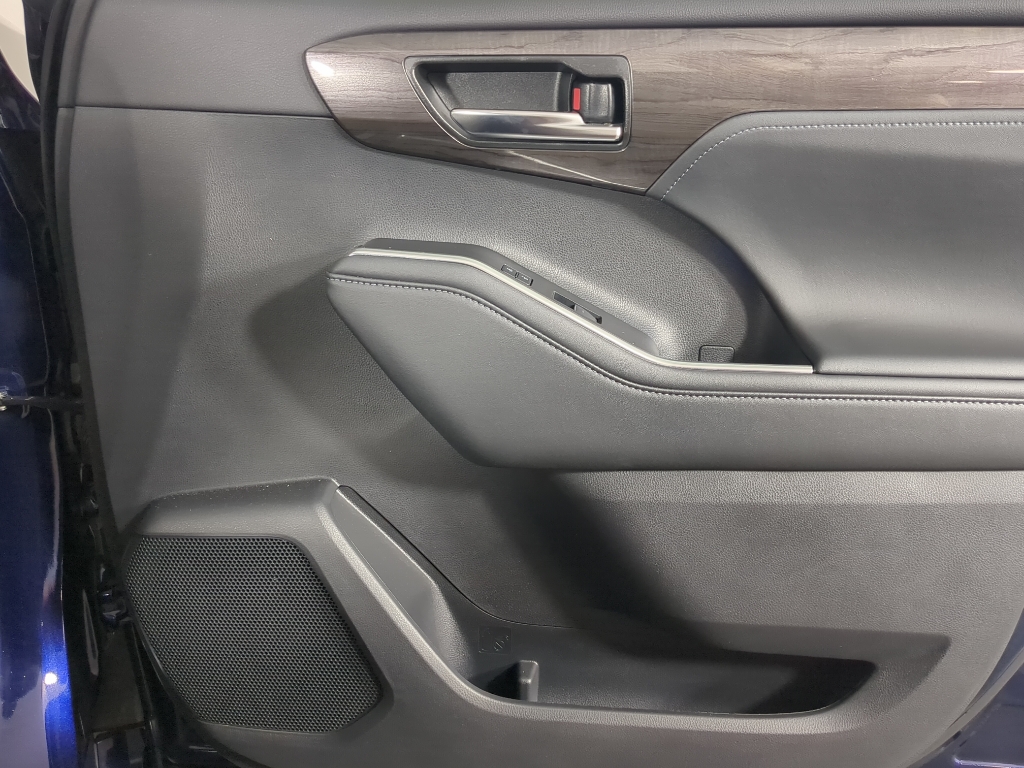2022 Toyota Highlander Limited photo 17