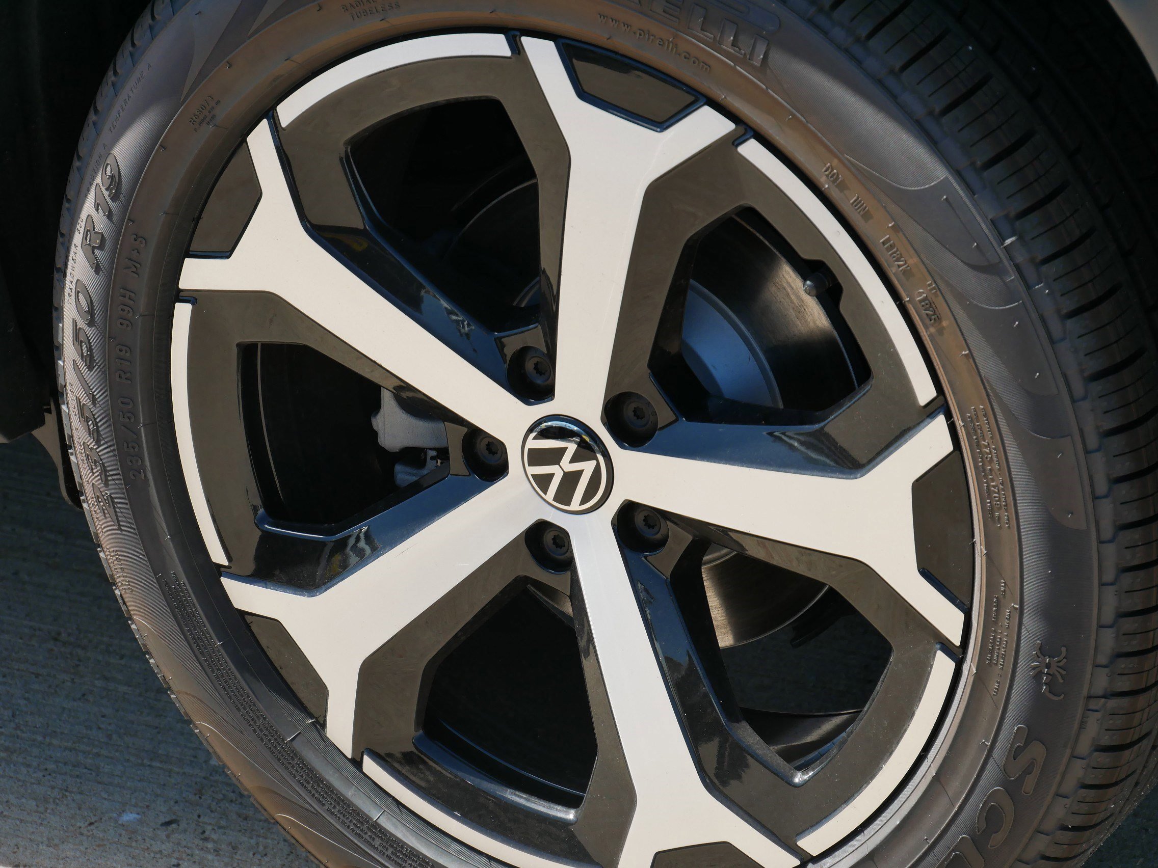 2025 Volkswagen Tiguan SE photo 2