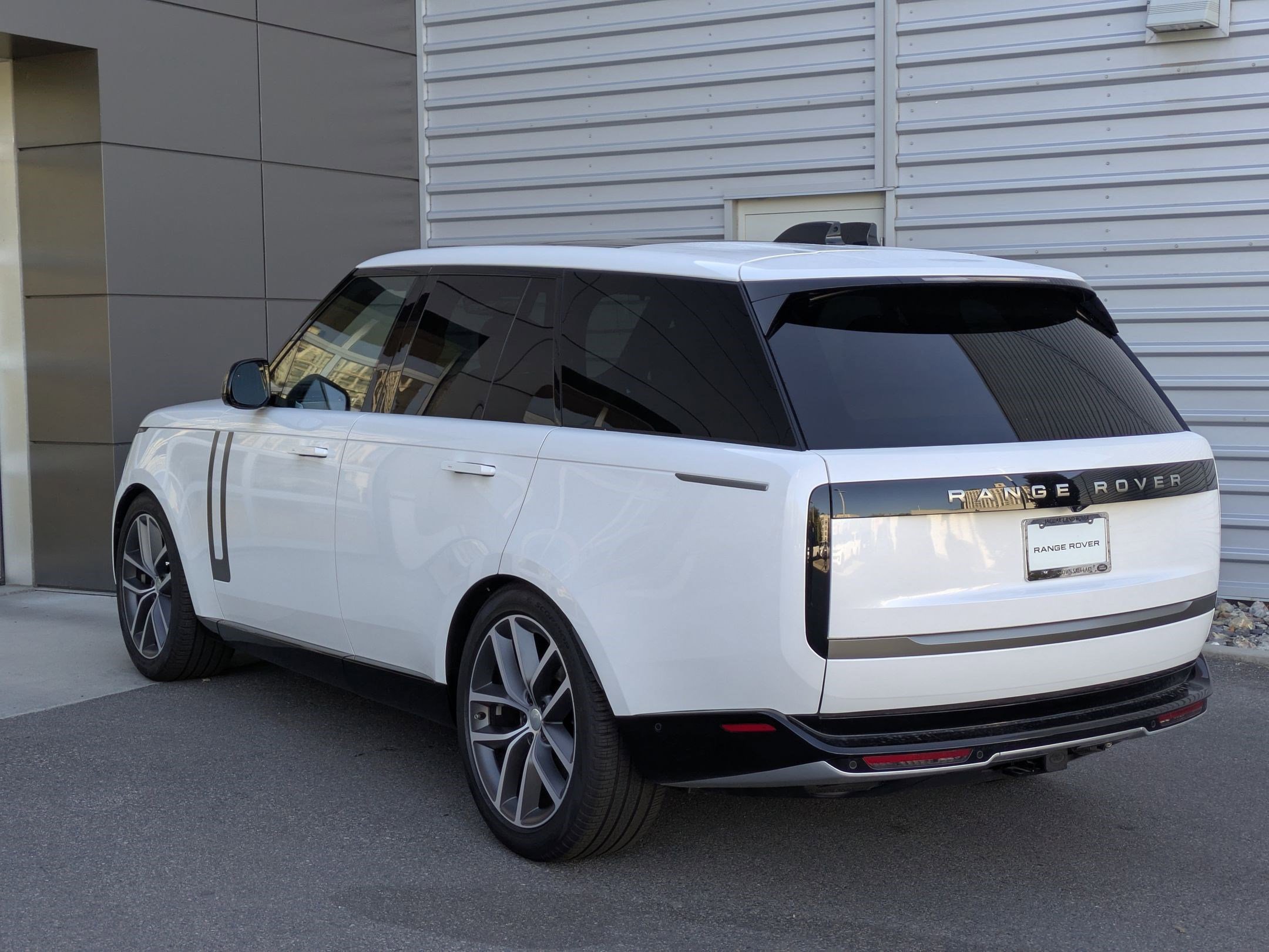 2025 Land Rover Range Rover SE photo 3