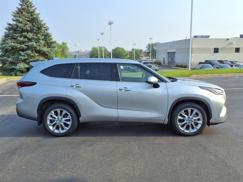 Used 2024 Toyota Highlander Limited with VIN 5TDKDRBH5RS534870 for sale in Burnsville, Minnesota