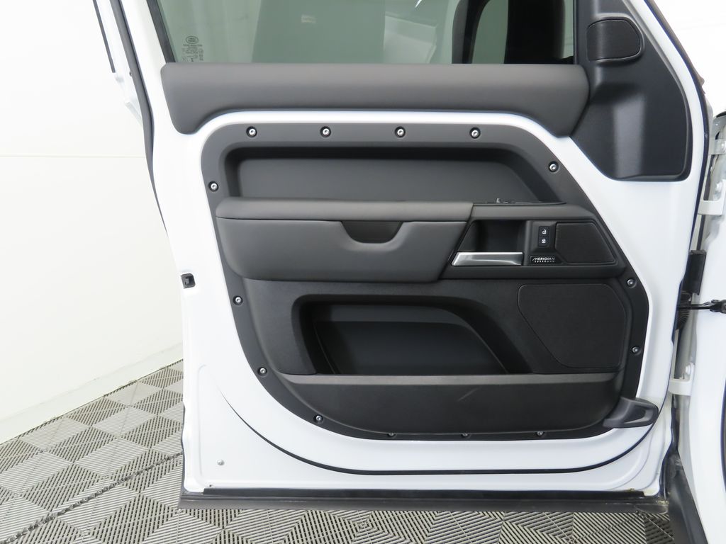 2025 Land Rover Defender 110 X-Dynamic SE photo 24