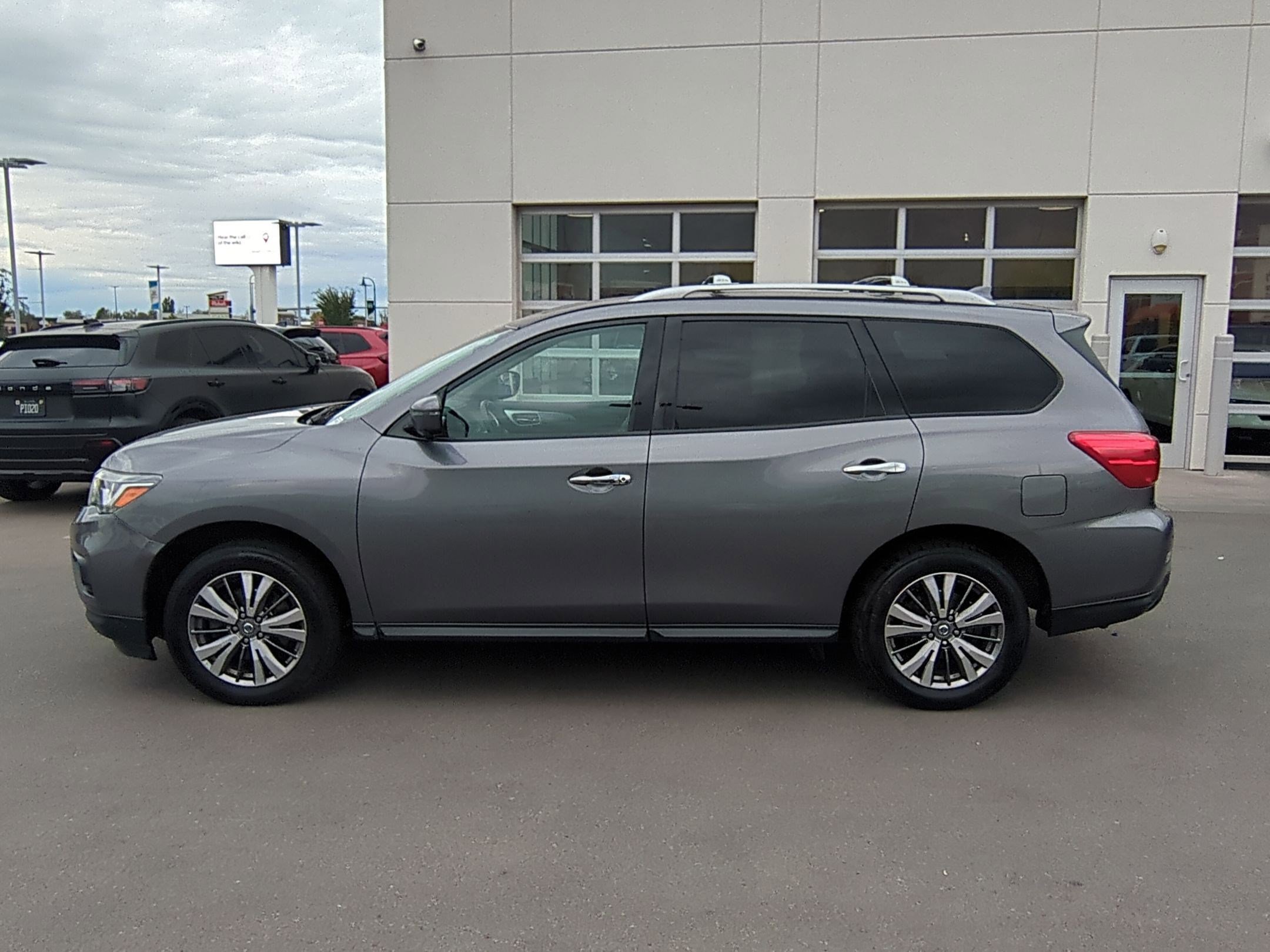 2019 Nissan Pathfinder SL photo 6