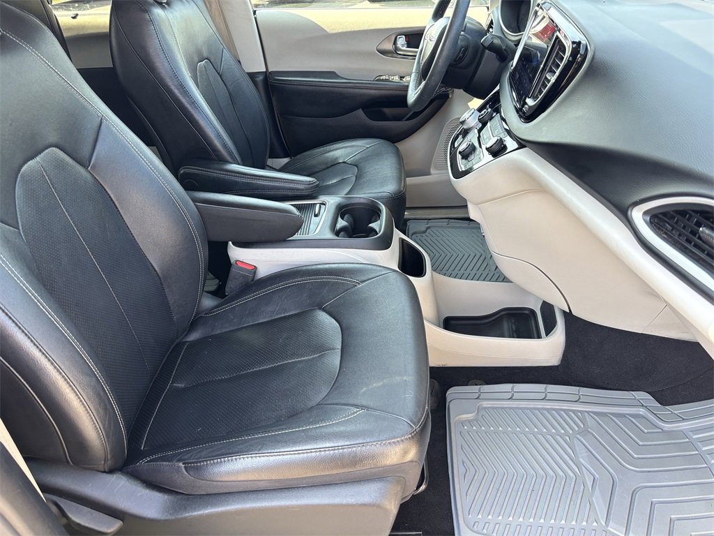 2022 Chrysler Pacifica Touring L photo 22