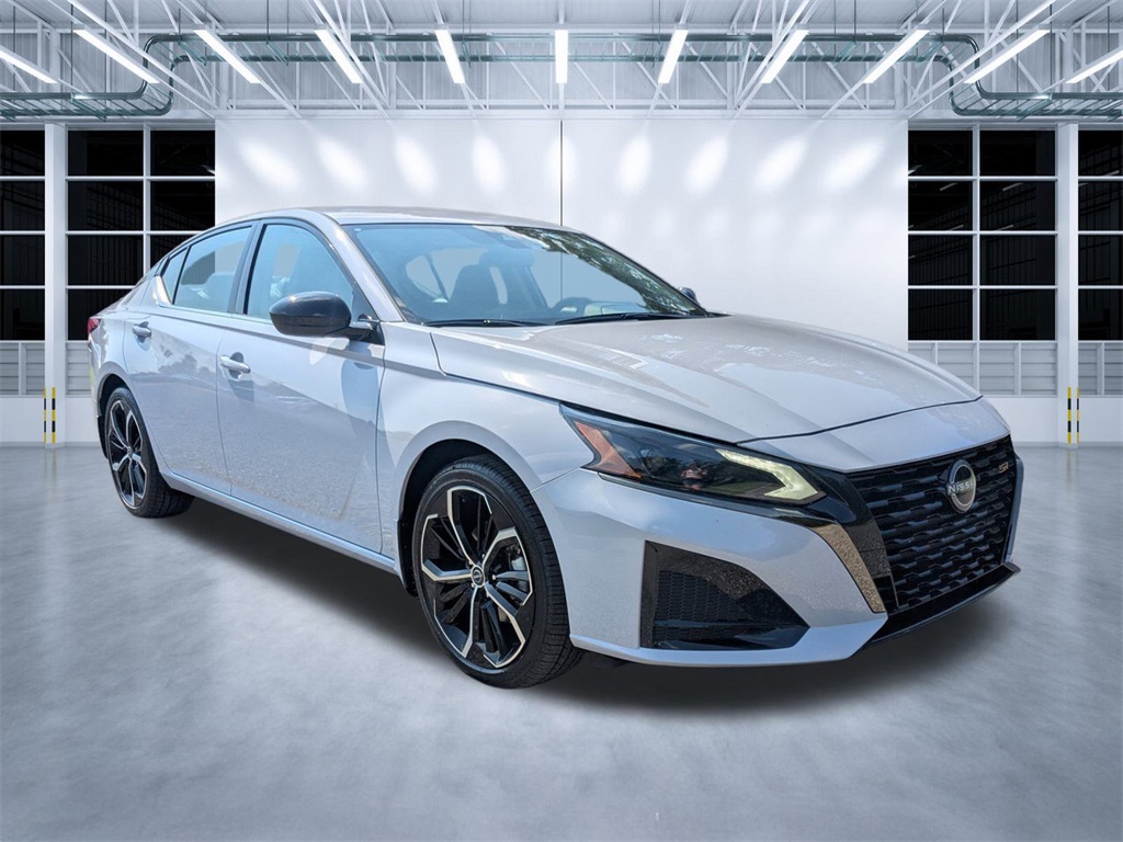 2025 Nissan Altima SR's photo