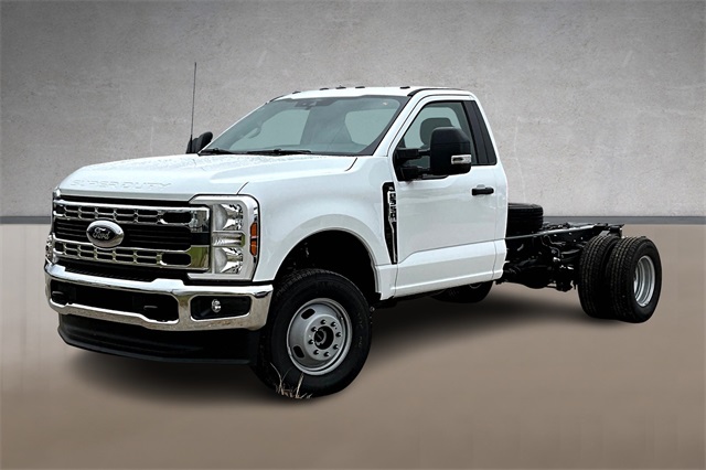 2025 Ford F-350 Super Duty Chassis Cab XL's photo