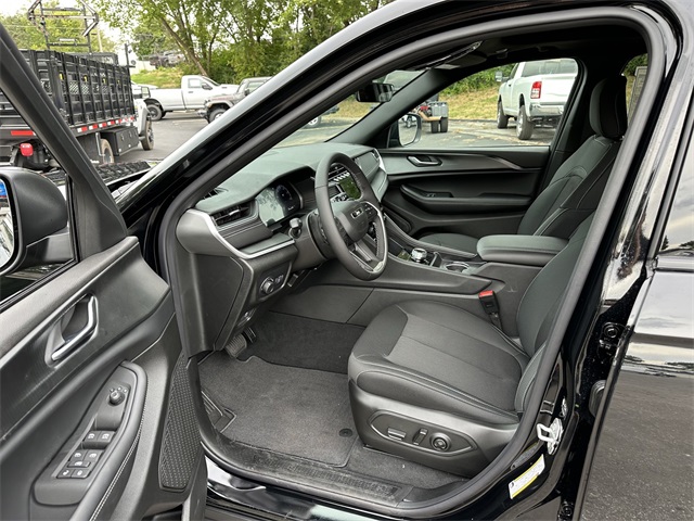 2025 Jeep Grand Cherokee Laredo photo 33
