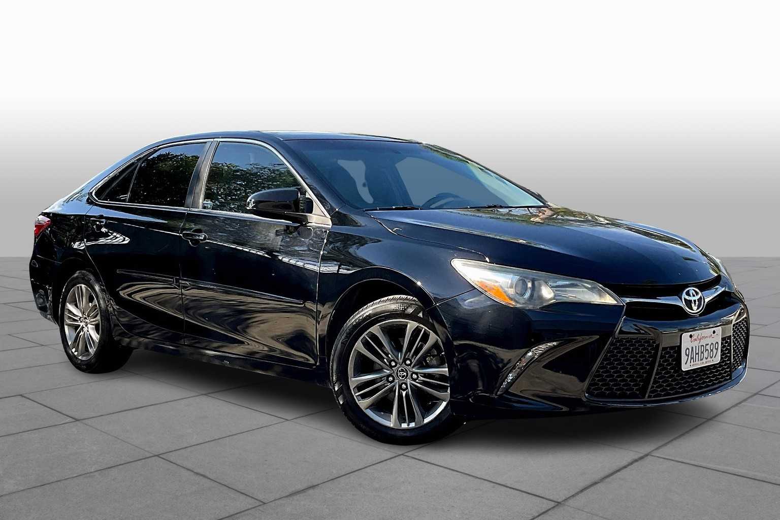 2017 Toyota Camry SE photo 2