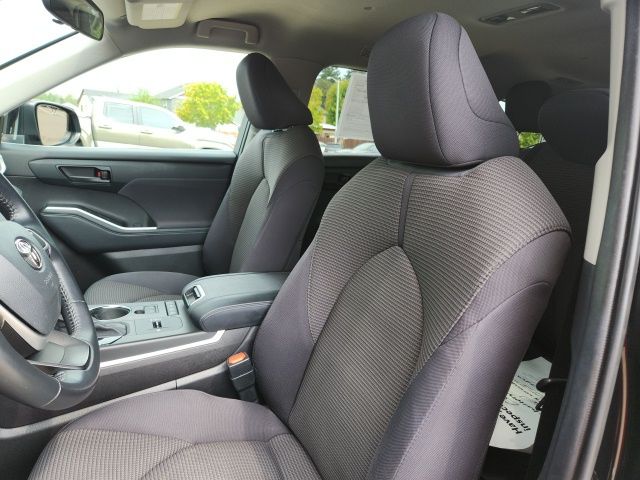 2022 Toyota Highlander Hybrid LE photo 11