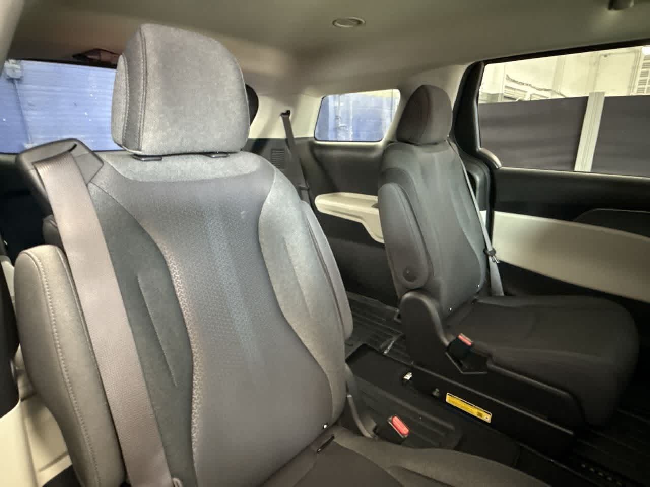 2024 Kia Carnival LX photo 24
