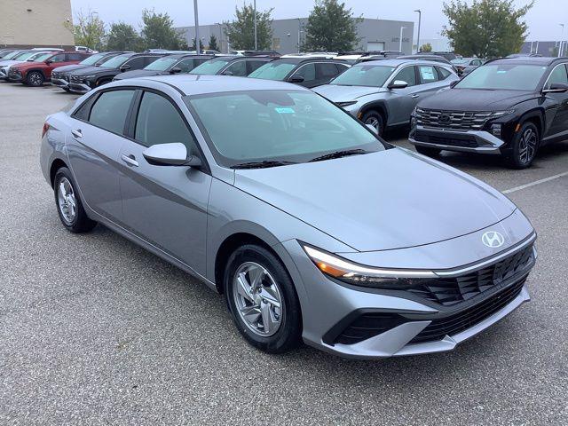 2025 Hyundai Elantra SE photo 3