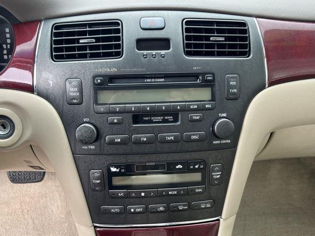 2004 Lexus ES 330 Base photo 12