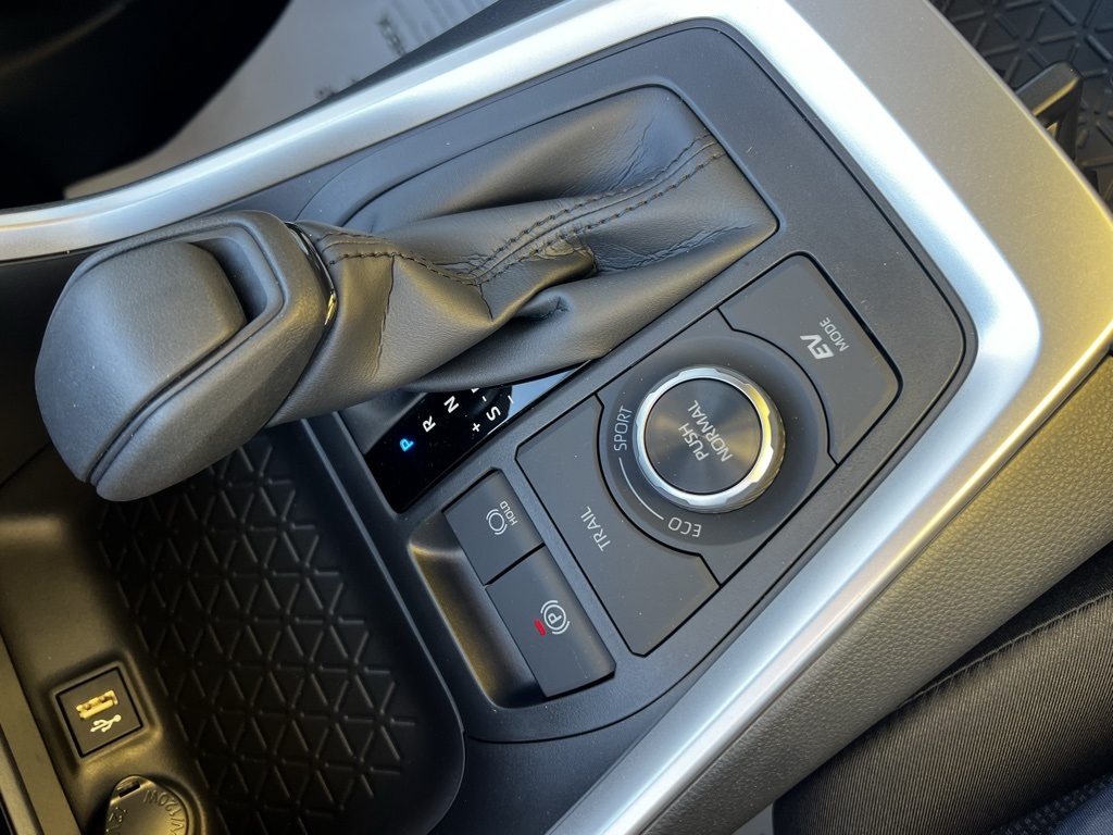 2025 Toyota RAV4 Hybrid LE photo 15