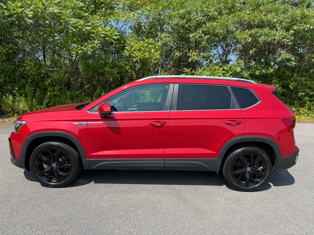 2022 Volkswagen Taos SE photo 2