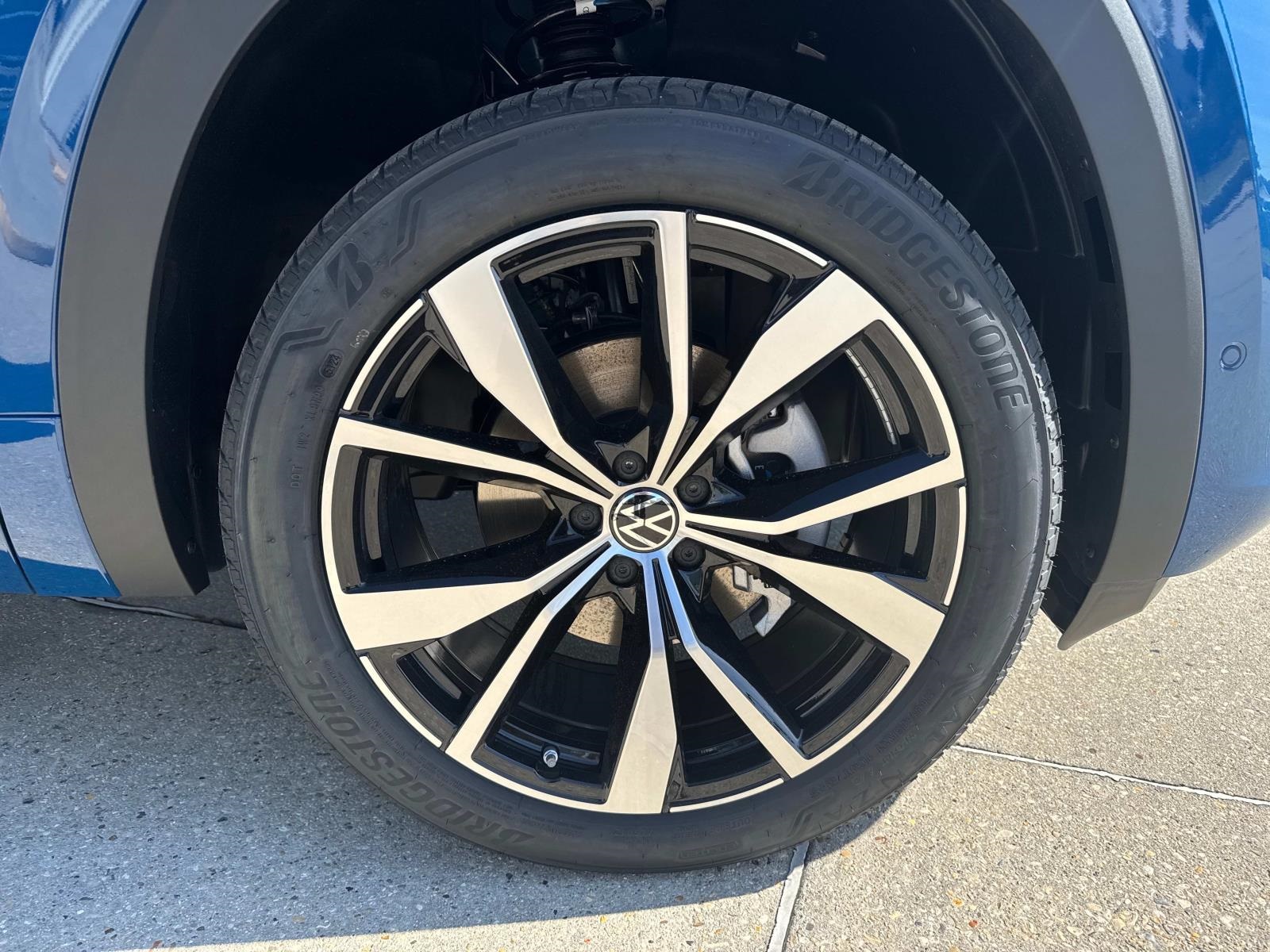 2025 Volkswagen Atlas SEL Premium R-Line photo 3