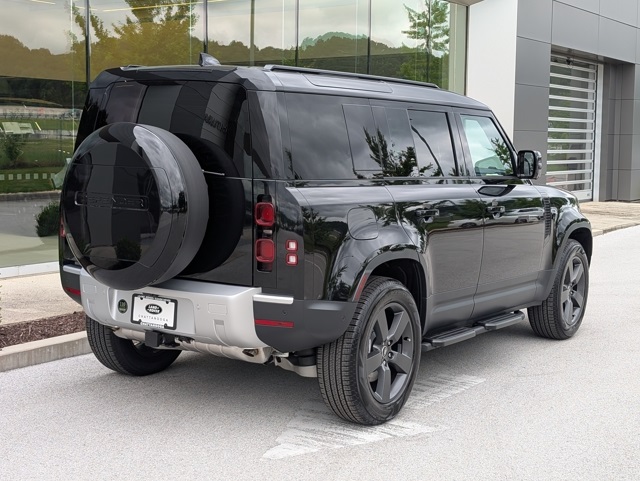 2025 Land Rover Defender 110 S photo 8