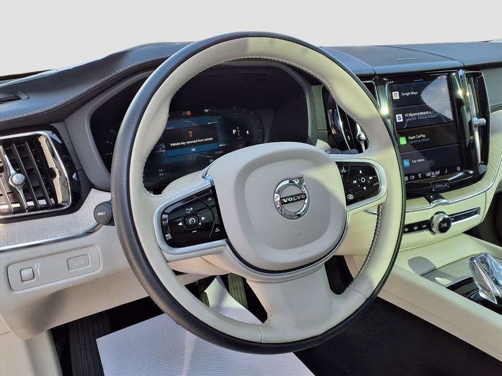 2022 Volvo XC60 B5 Inscription photo 12