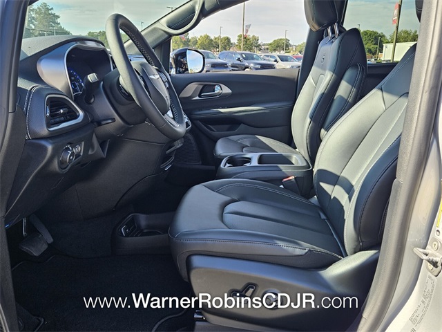 2026 Chrysler Pacifica photo 2