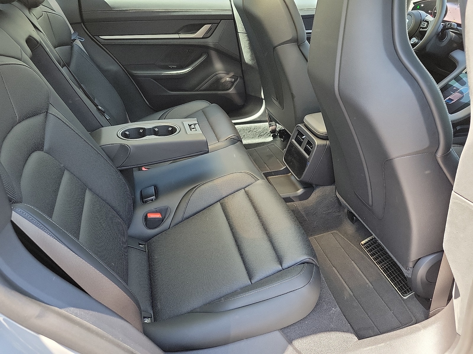 2025 Porsche Taycan Turbo photo 27