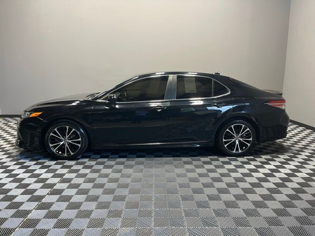 2019 Toyota Camry SE photo 2