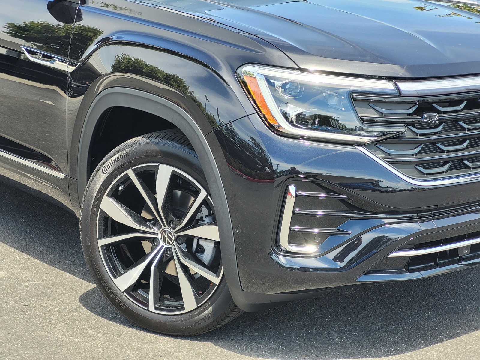 2024 Volkswagen Atlas SEL Premium R-Line photo 2