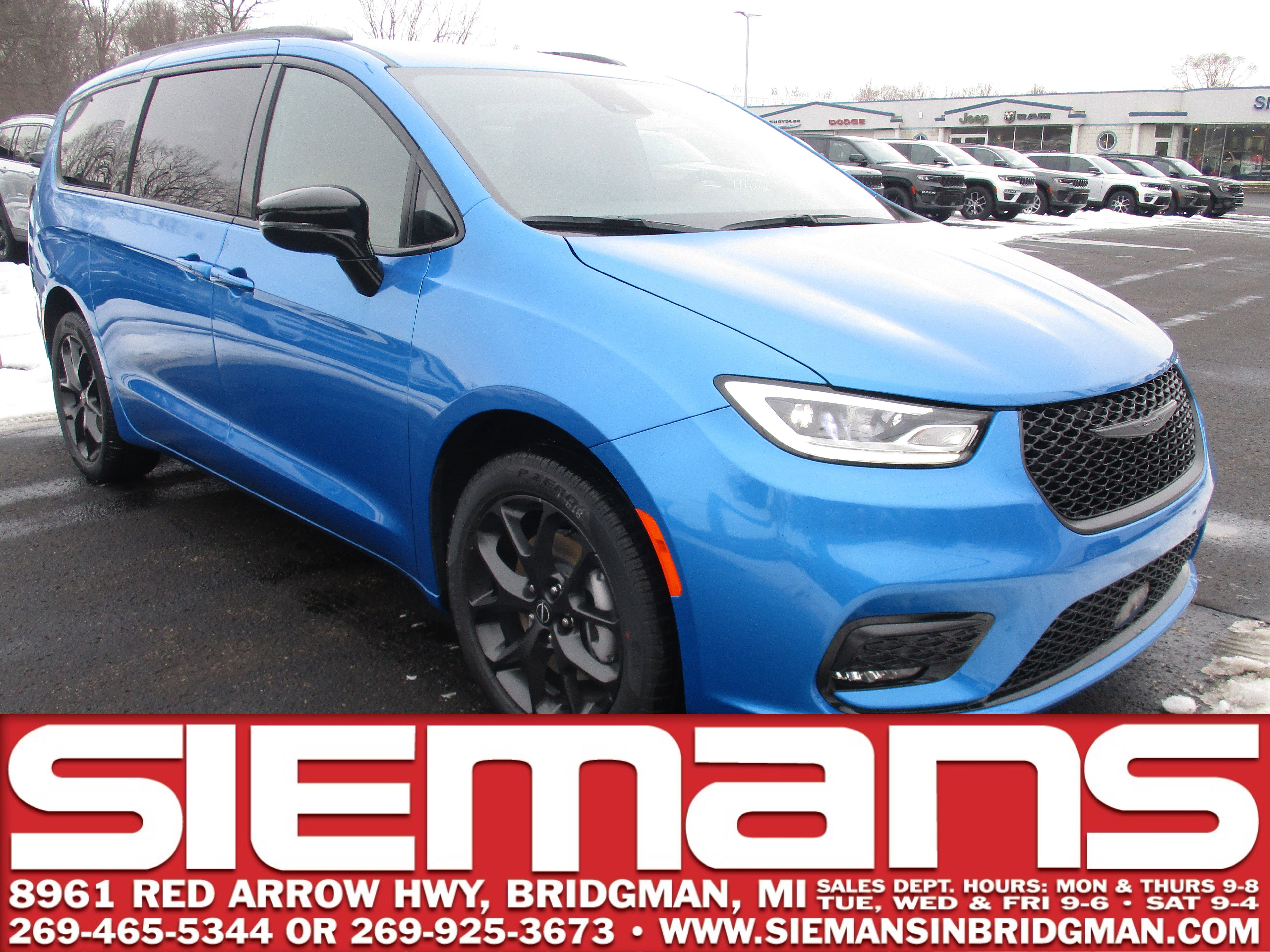 2026 Chrysler Pacifica Select's photo