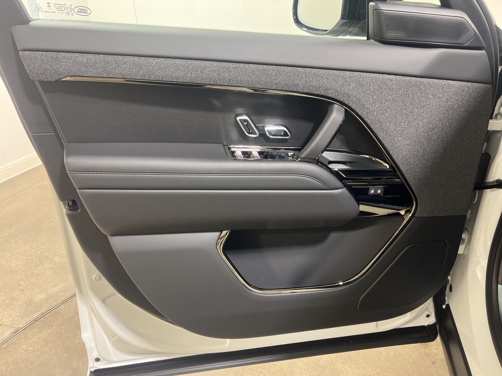 2025 Land Rover Range Rover Sport SE photo 8