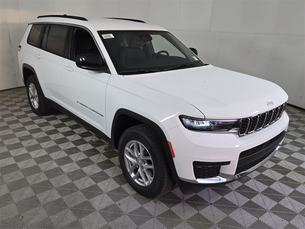 2025 Jeep Grand Cherokee Laredo photo 2