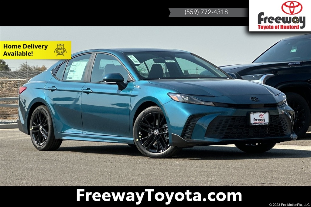 2025 Toyota Camry SE's photo