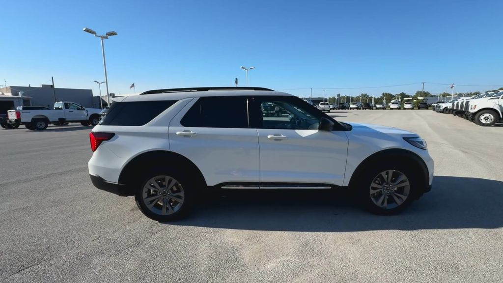 2025 Ford Explorer photo 8