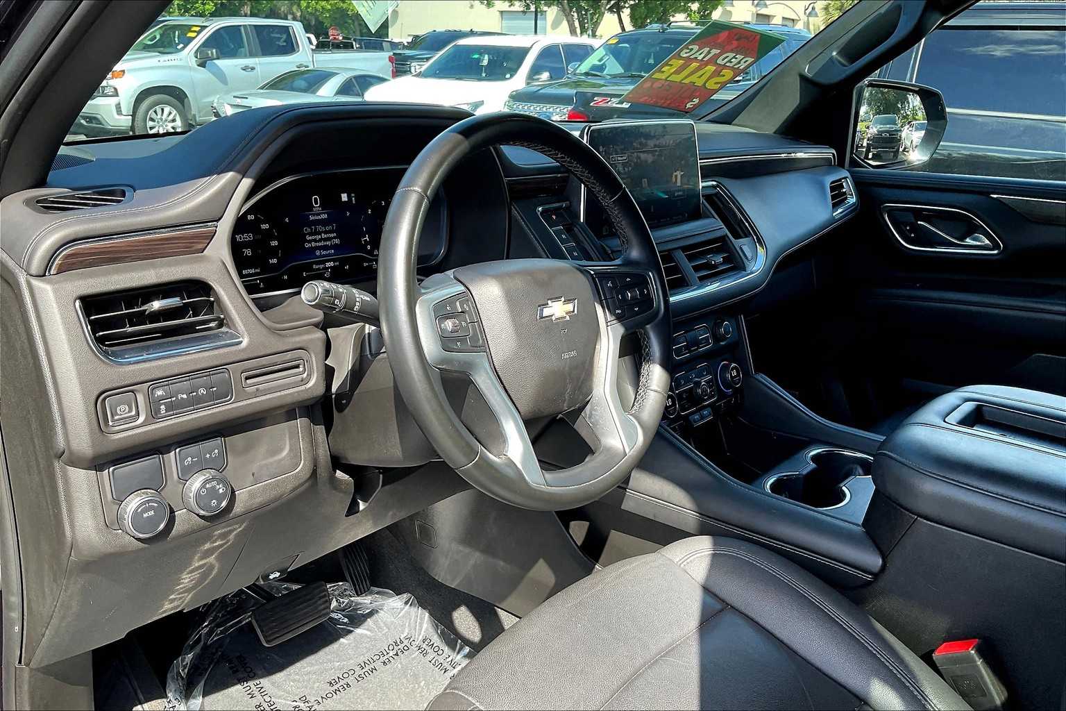 2023 Chevrolet Suburban LT photo 13
