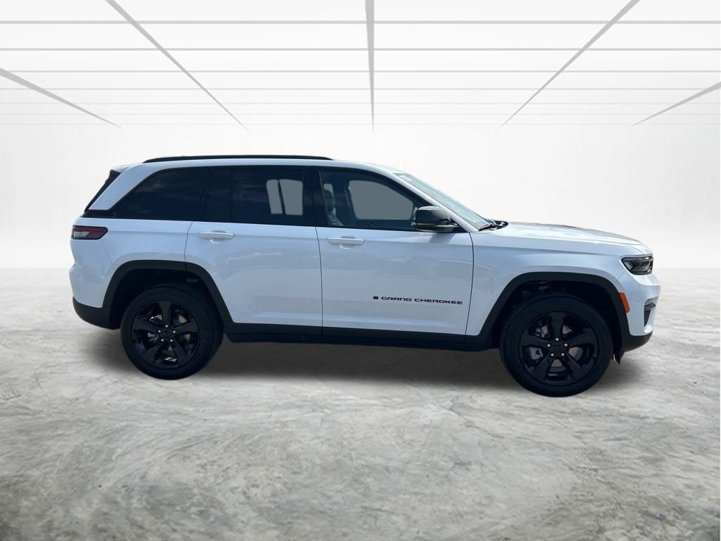 2025 Jeep Grand Cherokee Limited photo 3