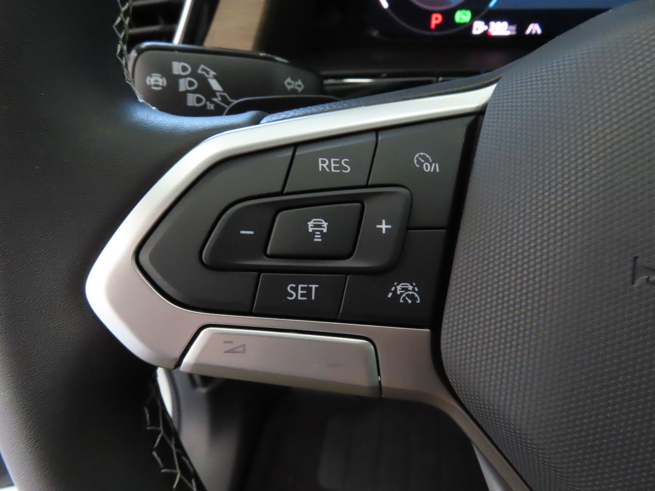 2025 Volkswagen Atlas SE Technology photo 11