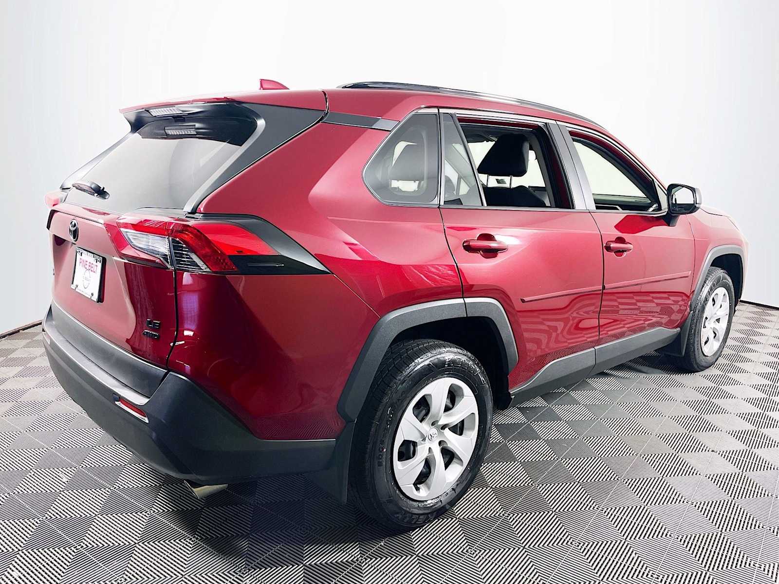 2021 Toyota RAV4 LE photo 4
