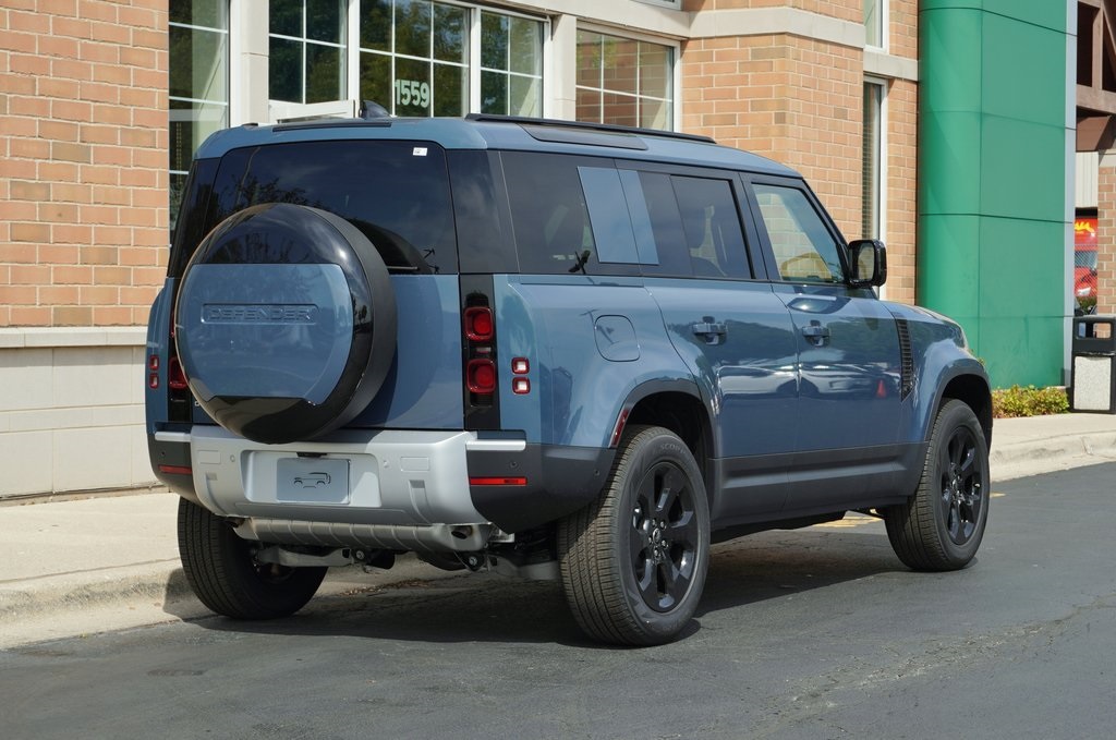 2025 Land Rover Defender 110 S photo 4