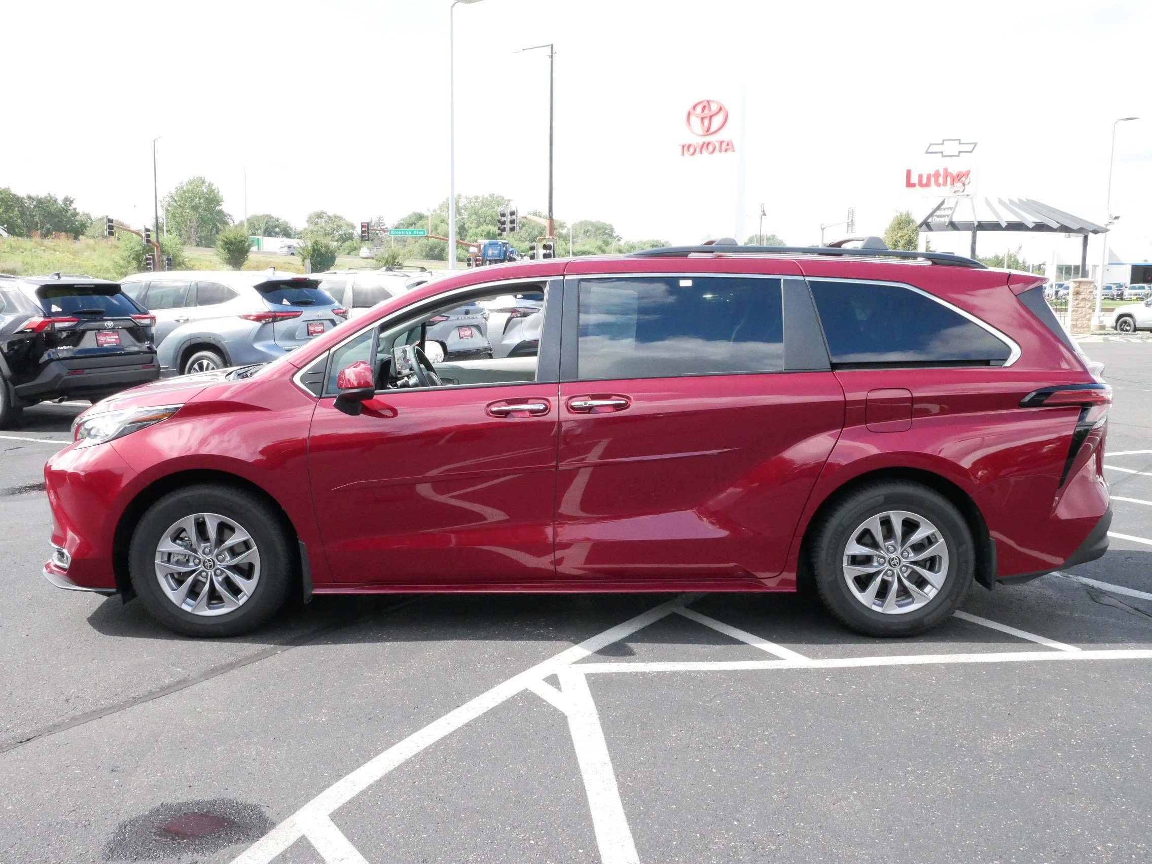 Used 2022 Toyota Sienna XLE with VIN 5TDJSKFC8NS050919 for sale in Brooklyn Center, Minnesota