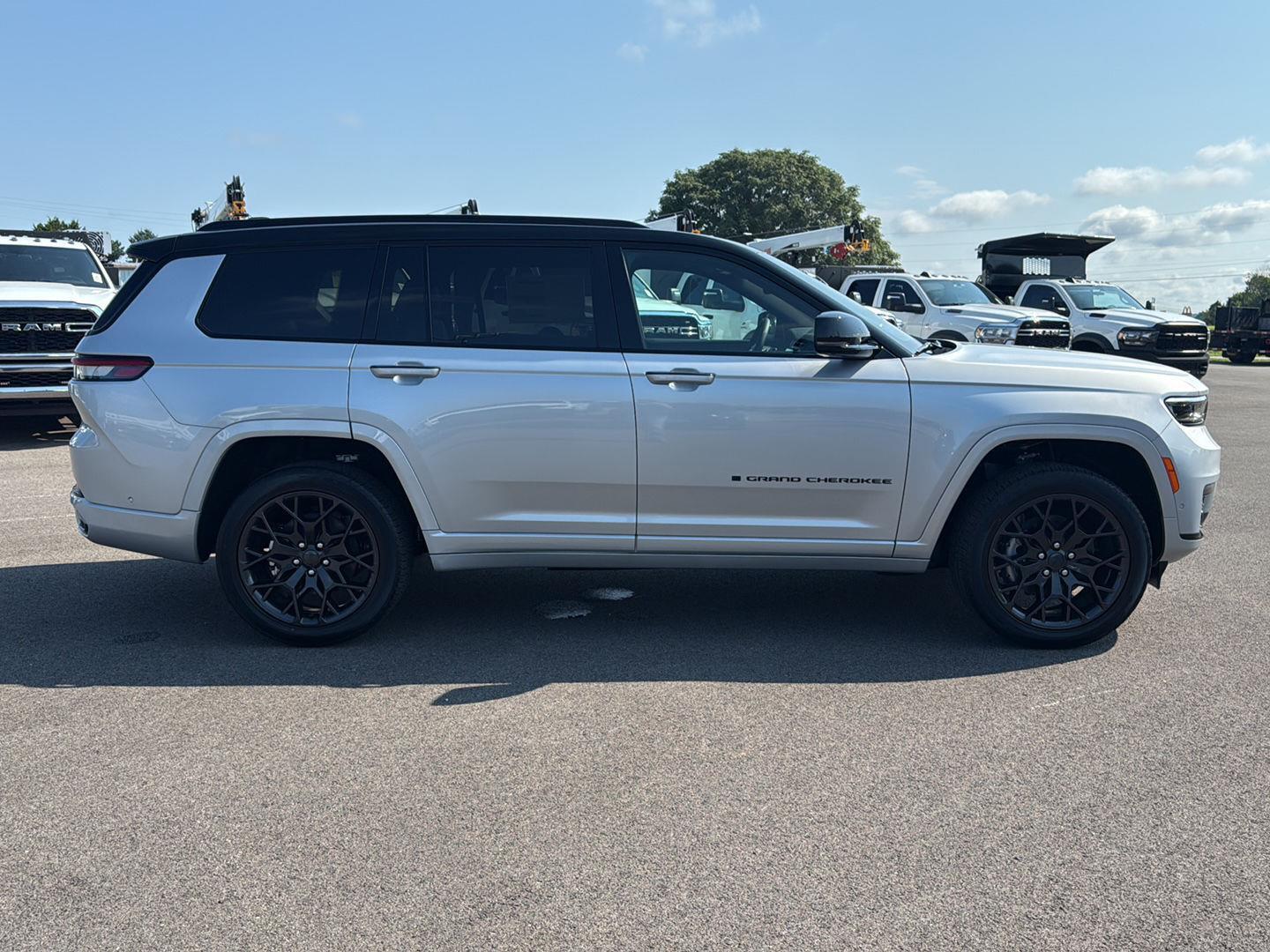 2025 Jeep Grand Cherokee L Summit photo 2
