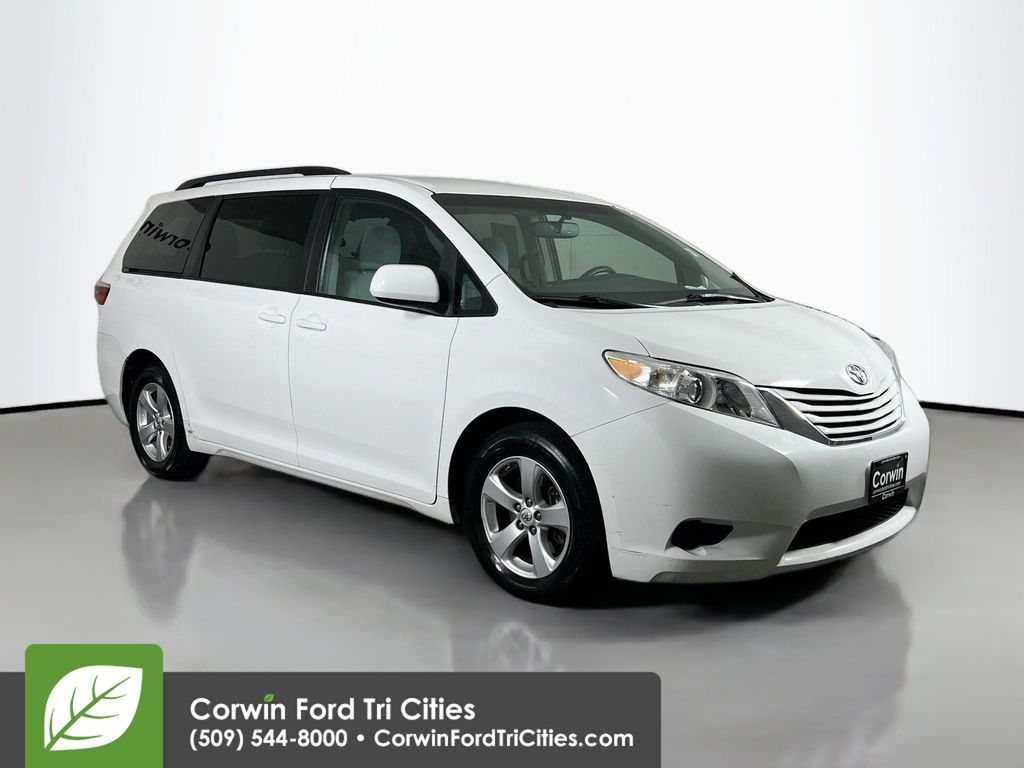 2016 Toyota Sienna LE's photo