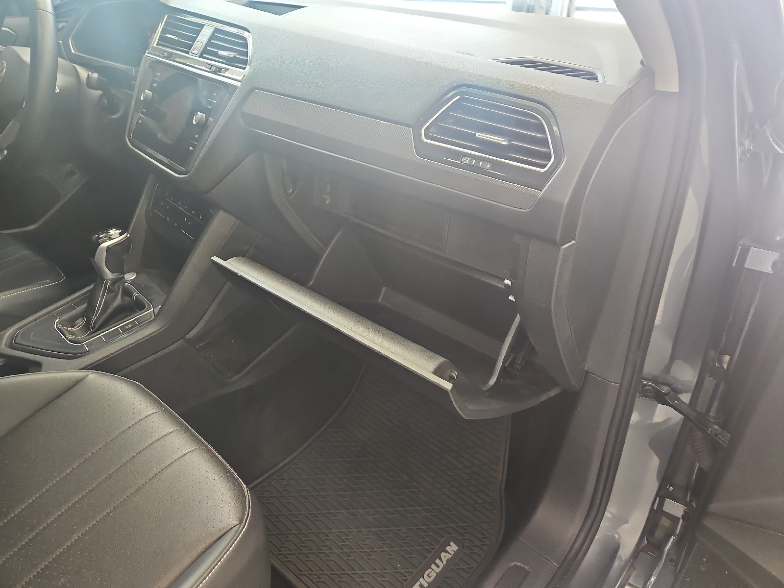 Used 2023 Platinum Gray Metallic Volkswagen SE image 25