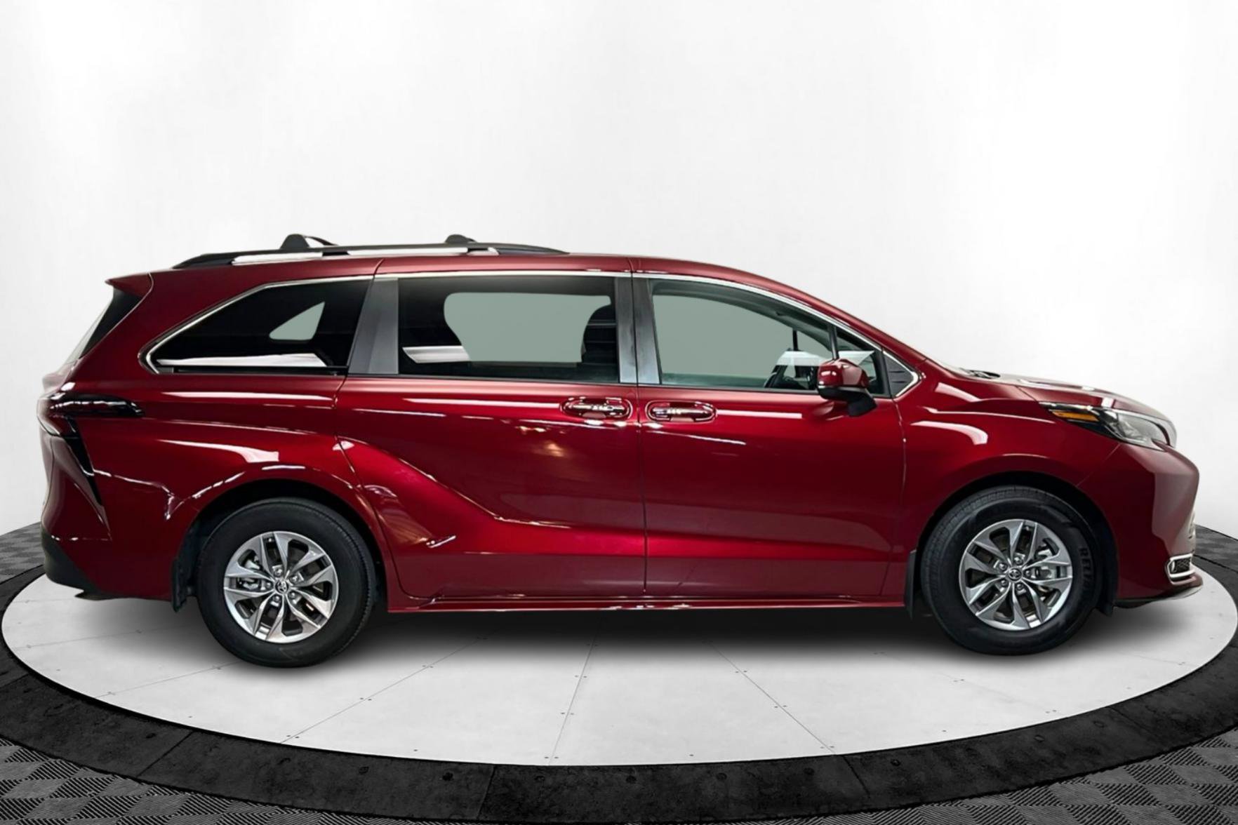 2023 Toyota Sienna XLE photo 6