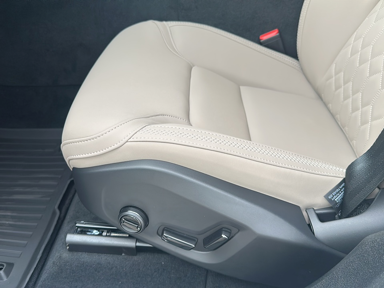 2026 Volvo XC60 B5 Plus photo 3