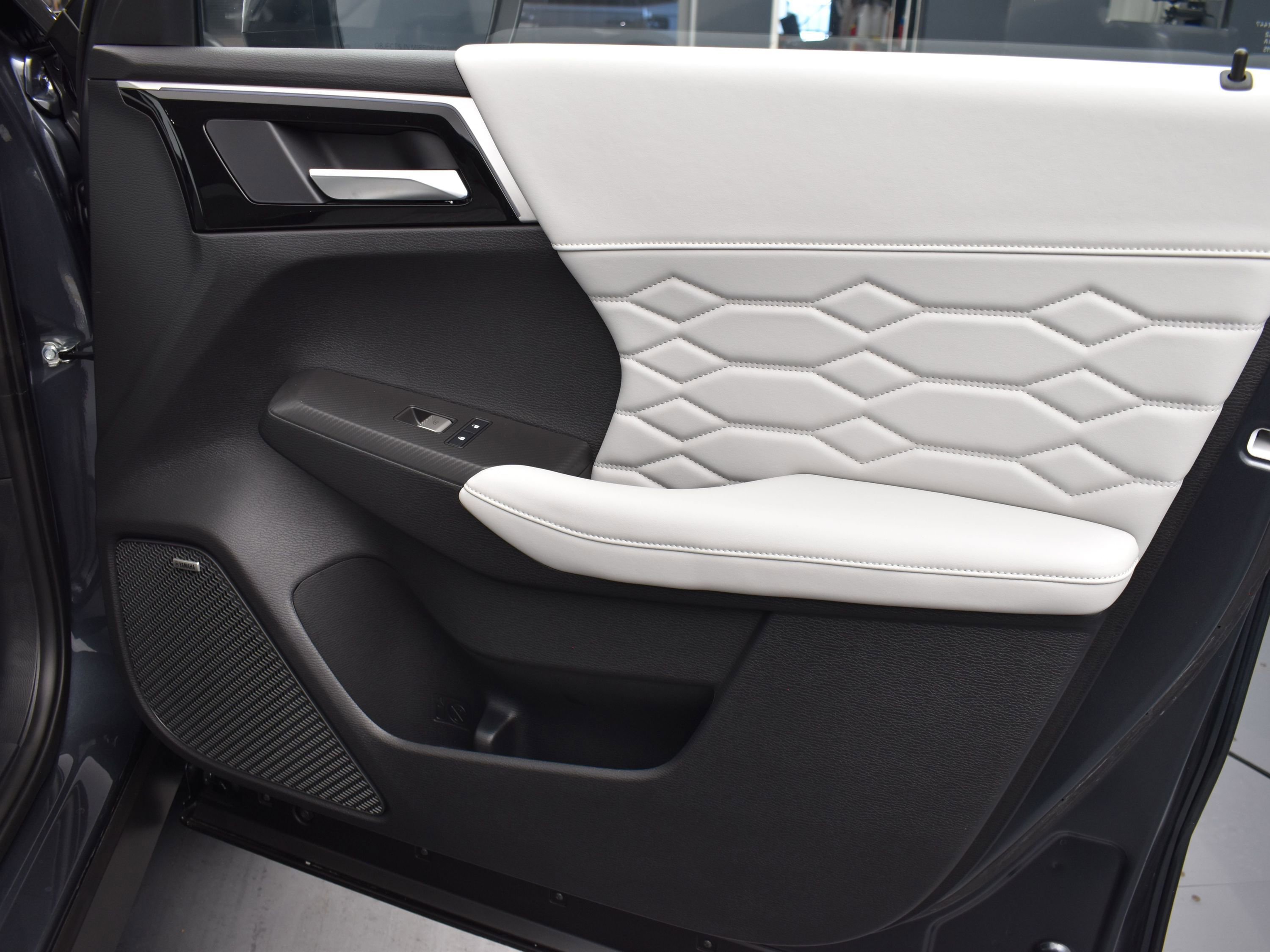 2025 Mitsubishi Outlander SEL photo 18