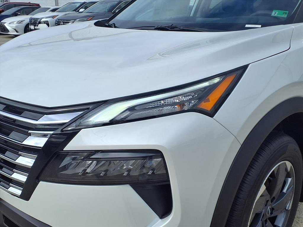2026 Nissan Rogue SV photo 2